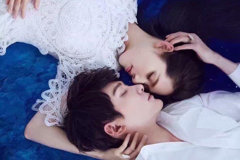 小姐姐一袭白色紧身包臀裙，美的素雅又显背影美，你觉得怎么样？游戏画面