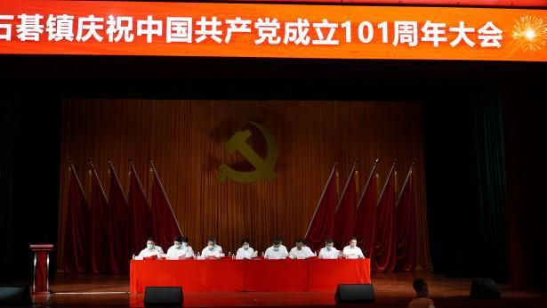 小姐姐一袭白色紧身包臀裙，美的素雅又显背影美，你觉得怎么样？游戏画面